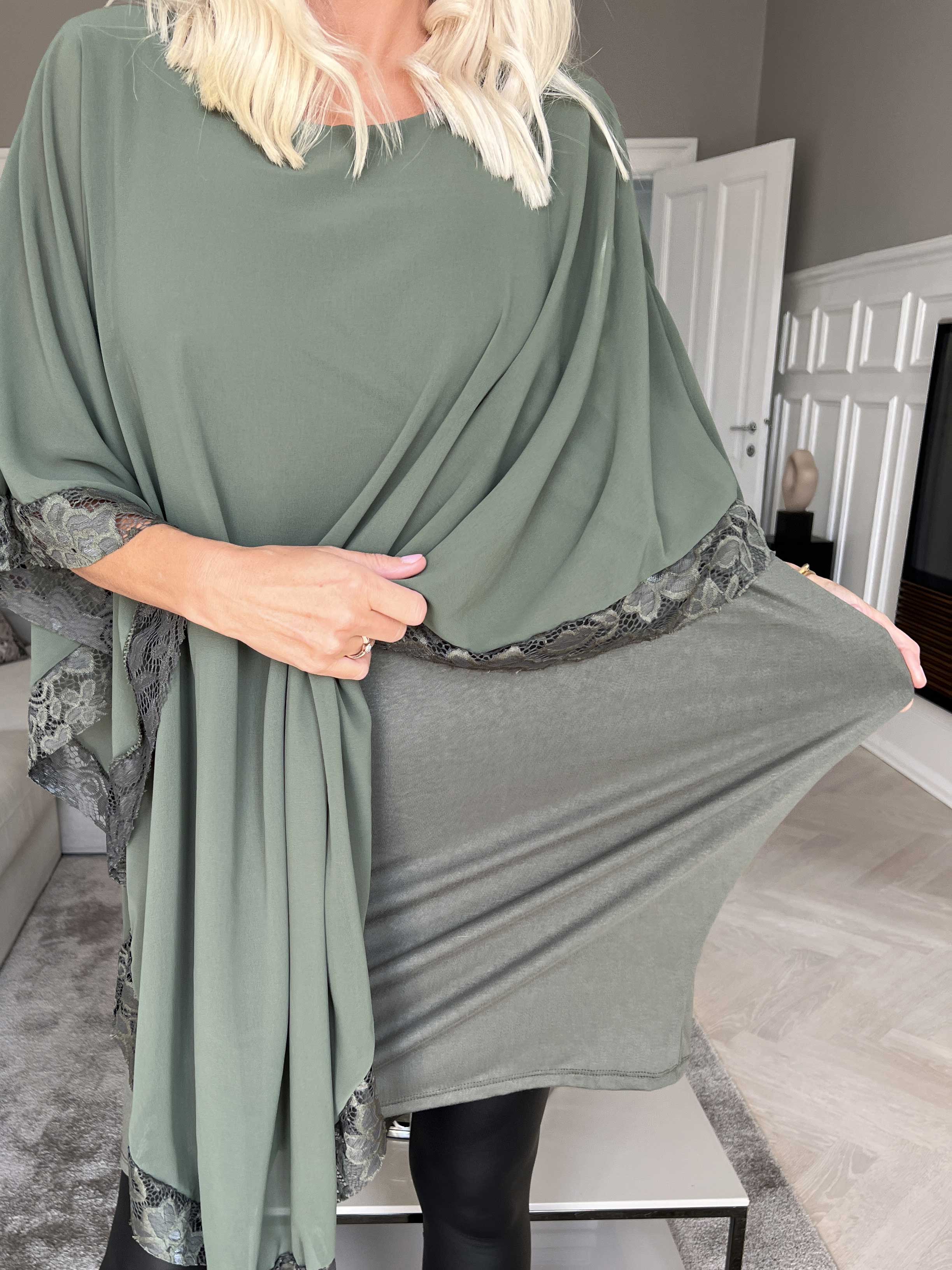 Kenya Edge - Tunikaklänning med chiffonglager och spetskant